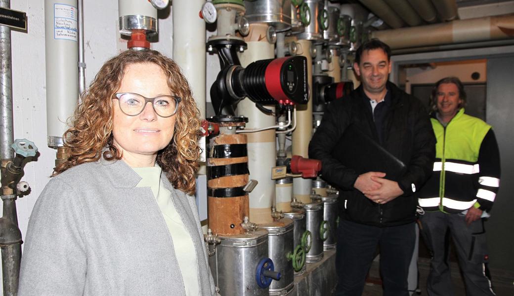 Primarschulratspräsidentin Nicole Ledergerber, Massimo Celentano (Liegenschaftsverantwortlicher des Primarschulrats) und Claude Zünd vom Hauswartsteam zeigen das Sorgenkind Heizung.