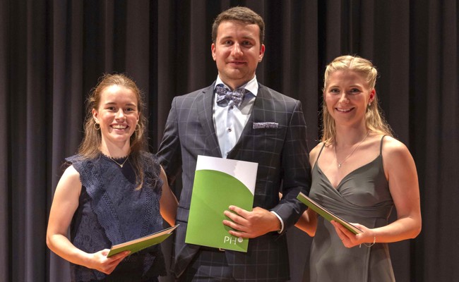 Diplom mit Auszeichnung erhalten: Zwei Lehrerinnen aus Au brillieren mit Bachelorarbeit