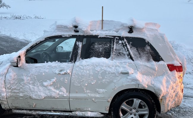 Fahrzeuge nicht von Schnee befreit: Kantonspolizei warnt vor Gefährdung