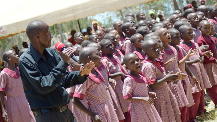 Die Schülerinnen und Schüler tragen mit ihrem Tanz zum Gelingen des Eröffnungsfestes bei. Die Schülerinnen und Schüler tragen mit ihrem Tanz zum Gelingen des Eröffnungsfestes bei.