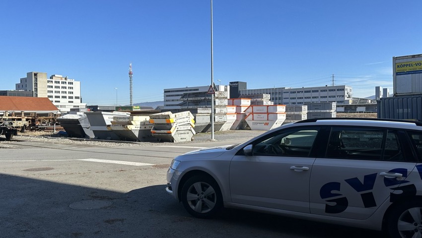 Blick von den Produktionshalle der Sysbo an der Viscosestrasse auf die grosse Parzelle, auf der Sysbo gern einen Erweiterungsbau realisiert hätte. Blick von den Produktionshalle der Sysbo an der Viscosestrasse auf die grosse Parzelle, auf der Sysbo gern einen Erweiterungsbau realisiert hätte.