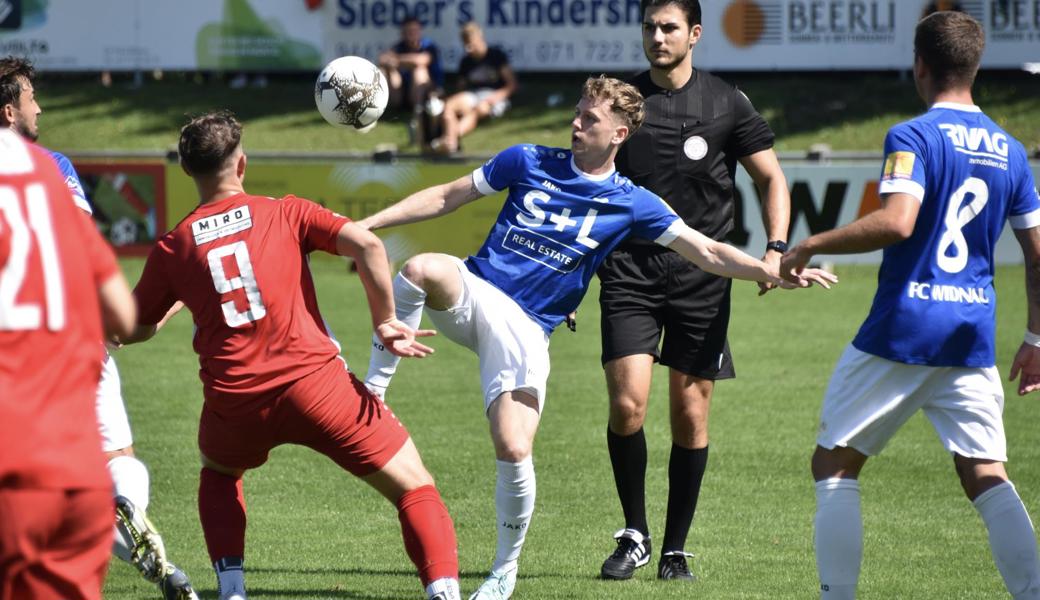 Lars Ivanusa (Mitte) erzielte kurz nach der Pause das einzige Wid­nauer Tor beim Gastspiel in Rapperswil-Jona.