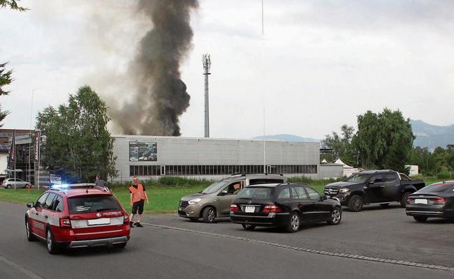 Grossbrand: Viele schauten zu, Autos behinderten die Feuerwehr