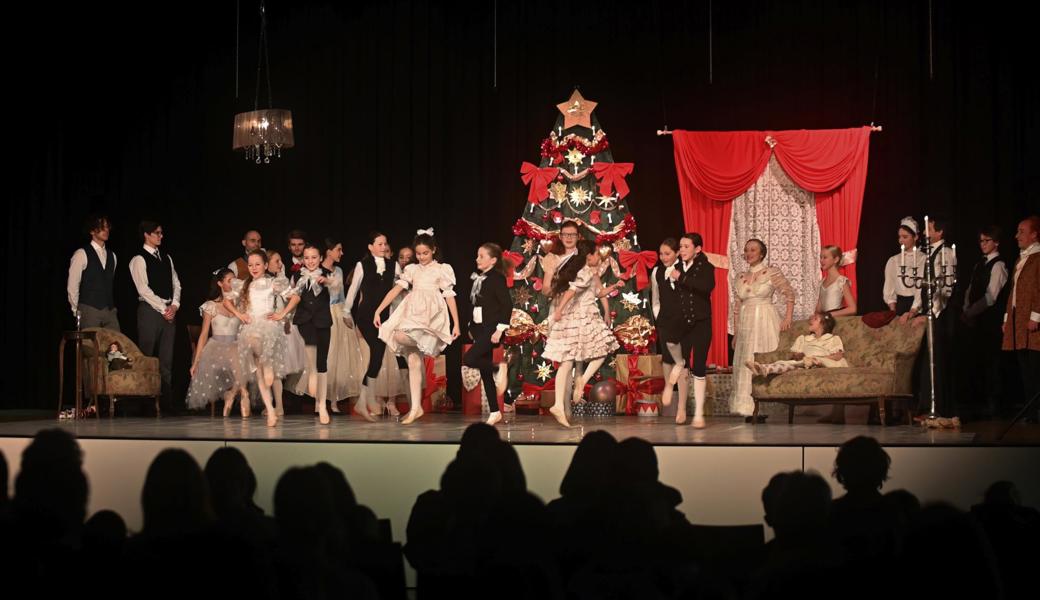 Weihnacht im Hause Stahlbaum: Ein opulentes Fest mit vielen Gästen.