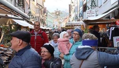 Viele Leute am Klausmarkt: Der Samichlaus verteilt Nüsse und eine Guggenmusig Guetzli