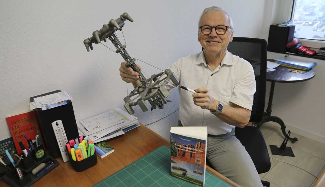 Alfred Rüttimann zeigt in seinem Büro das 3D-gedruckte Modell des Raumschiffs «Proxima Centauri».