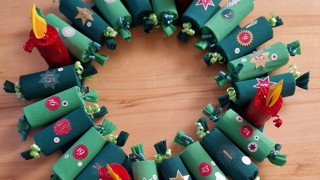 Ursula Isenring aus Au schreibt: «Mein Adventskranz ist zugleich ein Adventskalender. Er ist aus 24 WC -Rollen entstanden, welche gefüllt sind mit Süssigkeiten.» Ursula Isenring aus Au schreibt: «Mein Adventskranz ist zugleich ein Adventskalender. Er ist aus 24 WC -Rollen entstanden, welche gefüllt sind mit Süssigkeiten.»