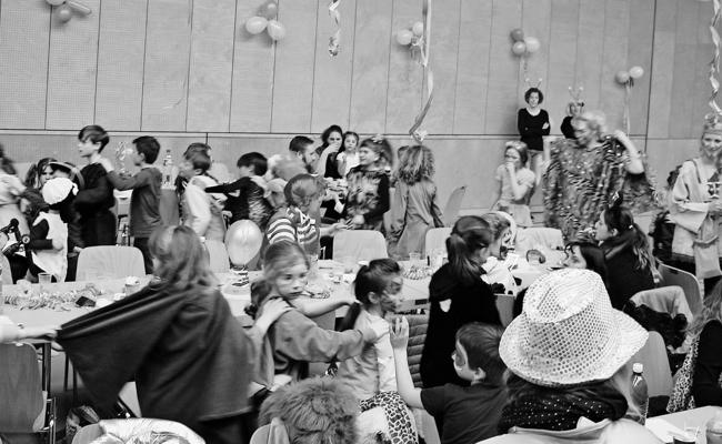 Kindermaskenball mit Musik,  Schlangenshow und Clownin