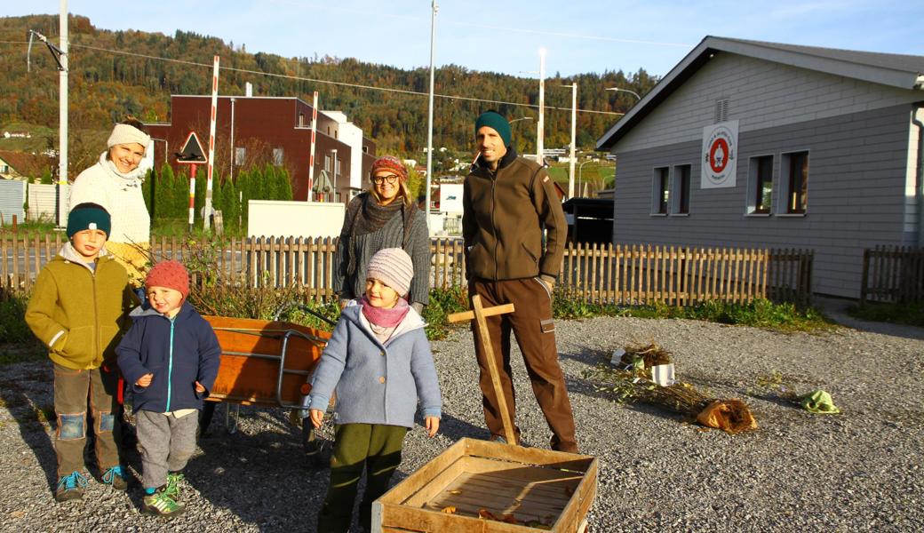 Familie Gschwend kam mit zwei Handwagen zur Tauschaktion. Christine Hutter von Balger-Natur (hinten Mitte) half beim Zusammenstellen der gewünschten Sträucher.