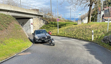 Betrunkener Rollerfahrer schneidet Kurve, stürzt und prallt in Auto