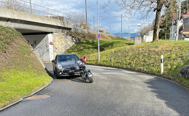 Betrunkener Rollerfahrer schneidet Kurve, stürzt und prallt in Auto