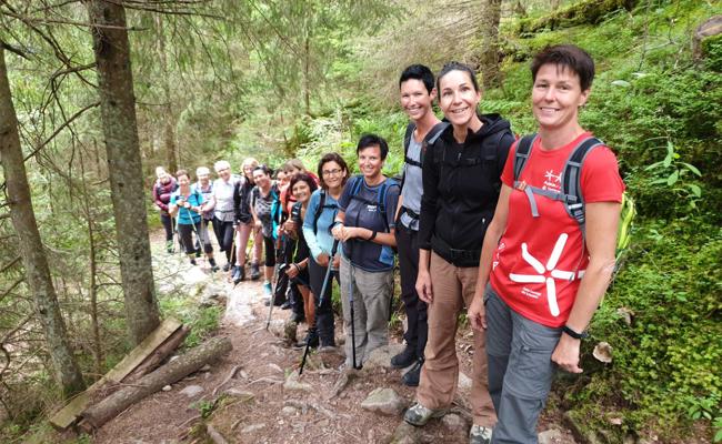 Frauengemeinschaft auf Wanderung im Murgseengebiet