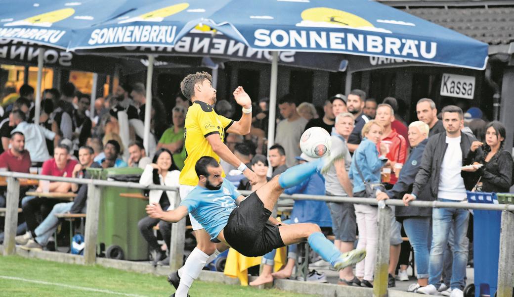 Artistik im Final: Luca Di Benedetto vom FC Rorschach-Goldach 17 führt gegen den verdutzten Widnauer Sandro Hutter einen Fallrückzieher vor.