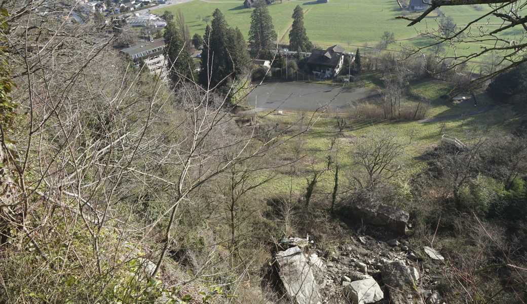 Ablagerungen des Felssturzes von oben. Der Neubau ist in etwa am gleichen Ort wie das links sichtbare Gebäude geplant. 