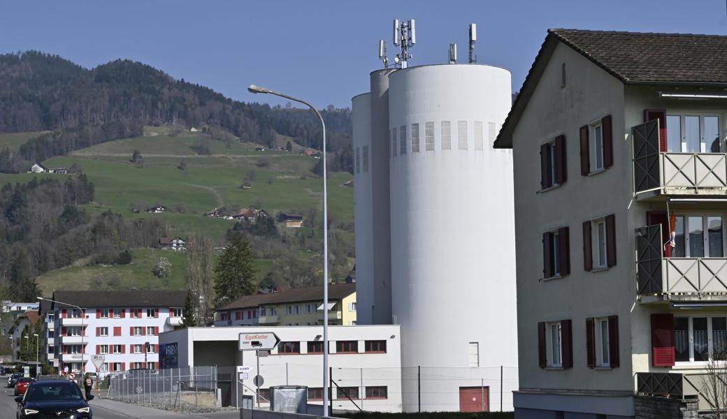 30 Meter um den (just gleich hohen) Silo herum bekamen Liegenschaftseigentümer von der Stadt eine Bauanzeige zum geplanten Ausbau der Antennenanlage darauf zugeschickt. Einspracheberechtigt sind allerdings alle innerhalb eines Radius von 1124 Metern.