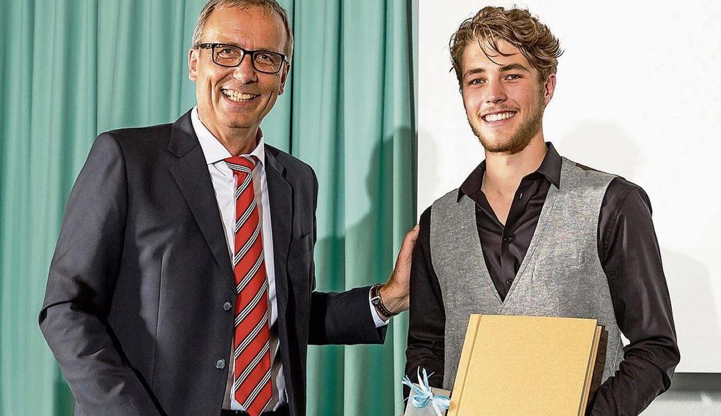 Ivo Riedi, Leiter der beruflichen Grundbildung der SFS, mit dem Jahrgangsbesten Andrin Sutter.