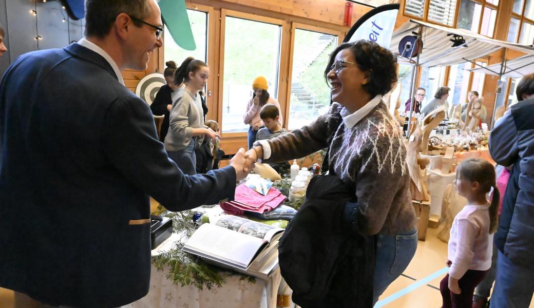 Michael Litscher begrüsst am Stand der Gemeinde.