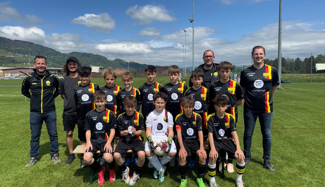 Team Db mit Trainer Sevi Zünd & Raphael Graf, sowie Andreas Broger (Präsident) und Stefan Koch (raumschaft)