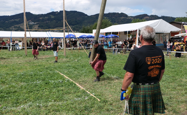 «Highland Games»: Wo starke Männer in bunten Schottenröcken mit Bäumen werfen