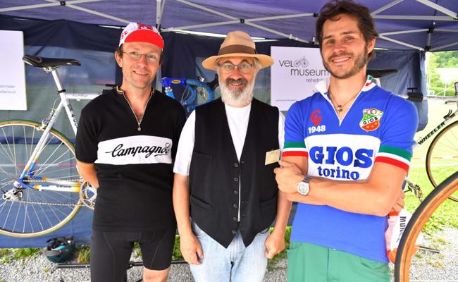 Mit Oldtimer-Velos gestartet