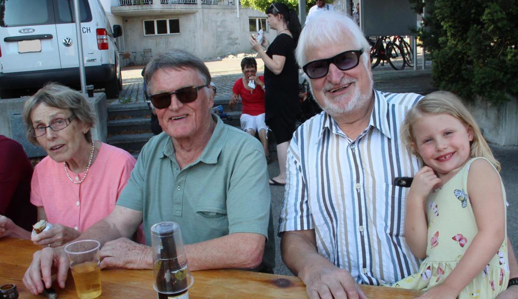 Der ehemalige Lehrer Erich Spirig (hier mit Gattin Margrit) unterrichtete vor langer Zeit nicht nur den heutigen SVP-Prtsparteipräsidenten Ernst Gächter, sondern auch die Kinder des pensionierten Ingenieurs Bruno Tobler, der mit Enkelin Nina beim Redaktionswagen war.