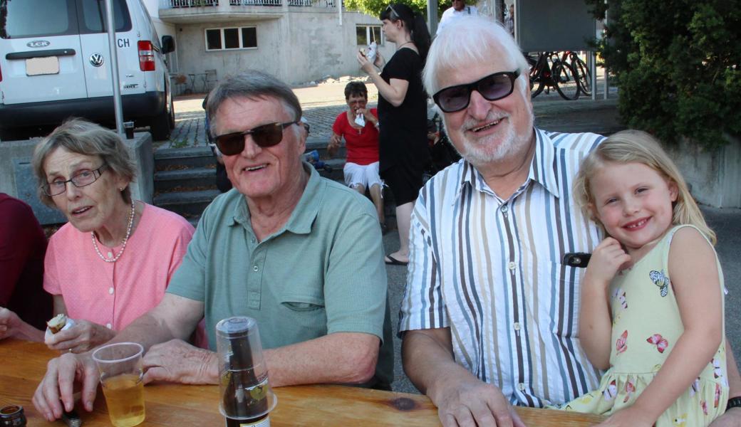 Der ehemalige Lehrer Erich Spirig (hier mit Gattin Margrit) unterrichtete vor langer Zeit nicht nur den heutigen SVP-Prtsparteipräsidenten Ernst Gächter, sondern auch die Kinder des pensionierten Ingenieurs Bruno Tobler, der mit Enkelin Nina beim Redaktionswagen war.