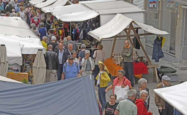 Vom Maimarkt nach Neuchâtel – Jugendliche bereiten Sprachaufenthalt vor