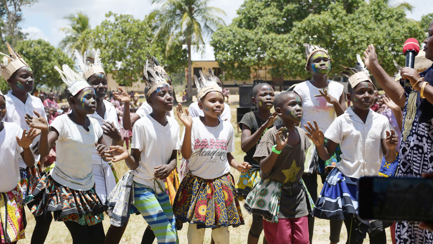 Die Schülerinnen und Schüler tragen mit ihrem Tanz zum Gelingen des Eröffnungsfestes bei. Die Schülerinnen und Schüler tragen mit ihrem Tanz zum Gelingen des Eröffnungsfestes bei.