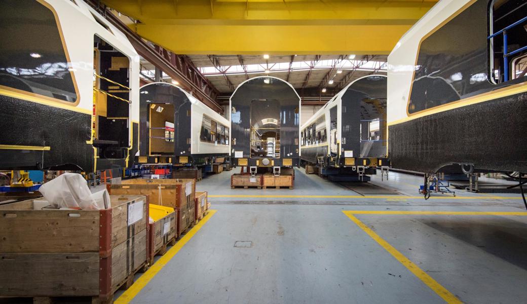 Blick in den Schienenfahrzeug-Bau von Stadler in Altenrhein. 