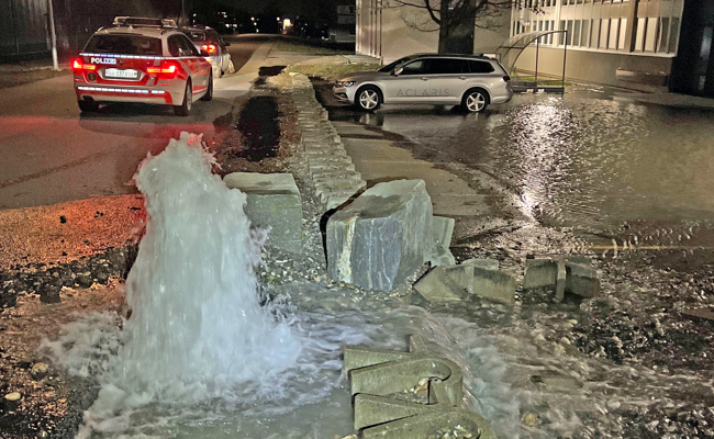 Beduselt in Hydranten gefahren: Vorplatz geflutet