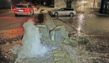 Beduselt in Hydranten gefahren: Vorplatz geflutet