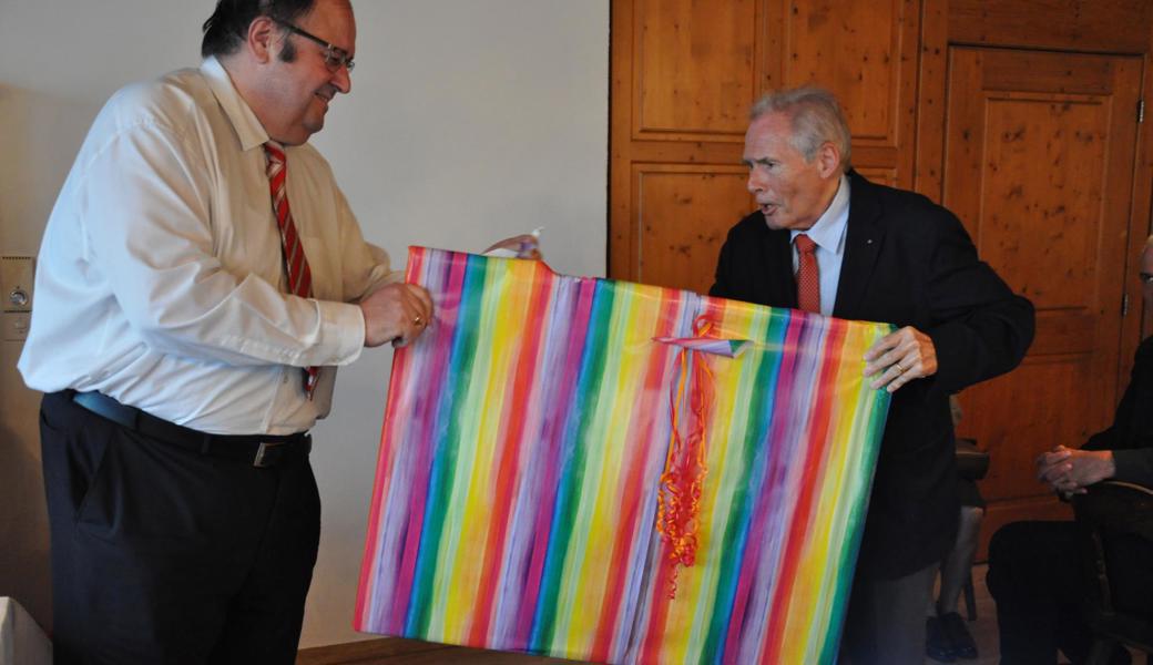 Werner Ritter (l.) half gern beim Auspacken. Nebst einem gut verpackten Bild bekam der scheidende Präsident Paul-Josef Hangartner eine Spezialausgabe des Buches «Aus der Geschichte von Stadt und Gemeinde Altstätten» sowie ein Hufeisen aus dem Fundus. 