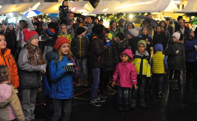 Adventsmarkt mit Lichtkunst beim Schulhaus Bild