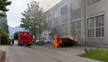 Elektroauto ist in Brand geraten, als es an der Ladestation war