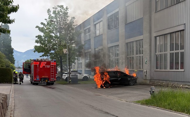 Elektroauto ist in Brand geraten, als es an der Ladestation war