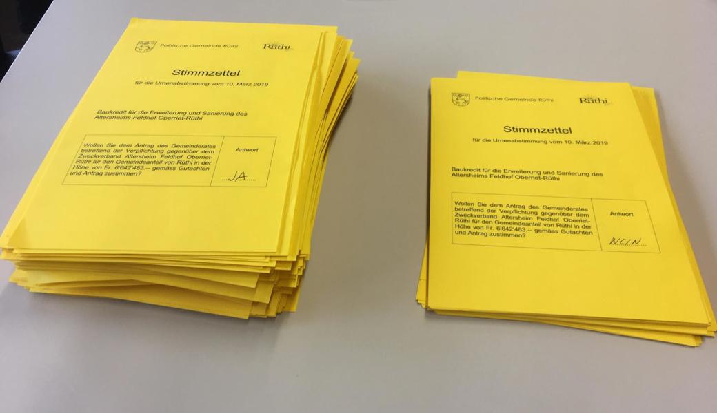 Der Stapel mit den Ja-Stimmen ist wesentlich höher als der mit den Nein-Stimmen Der Stapel mit den Ja-Stimmen ist wesentlich höher als der mit den Nein-Stimmen