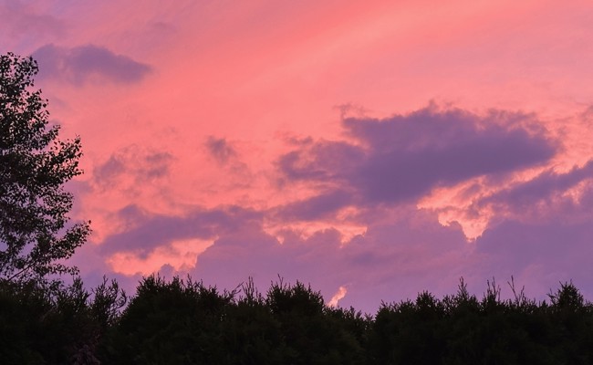 Impressionen: Sonnenuntergang im Tal - Rot, Orange, Rosa und Violett