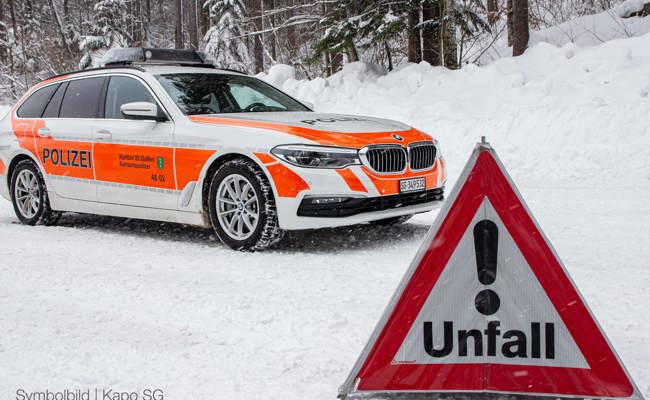 Autofahrer sieht zwei Frauen auf Zebrastreifen in Kriessern zu spät
