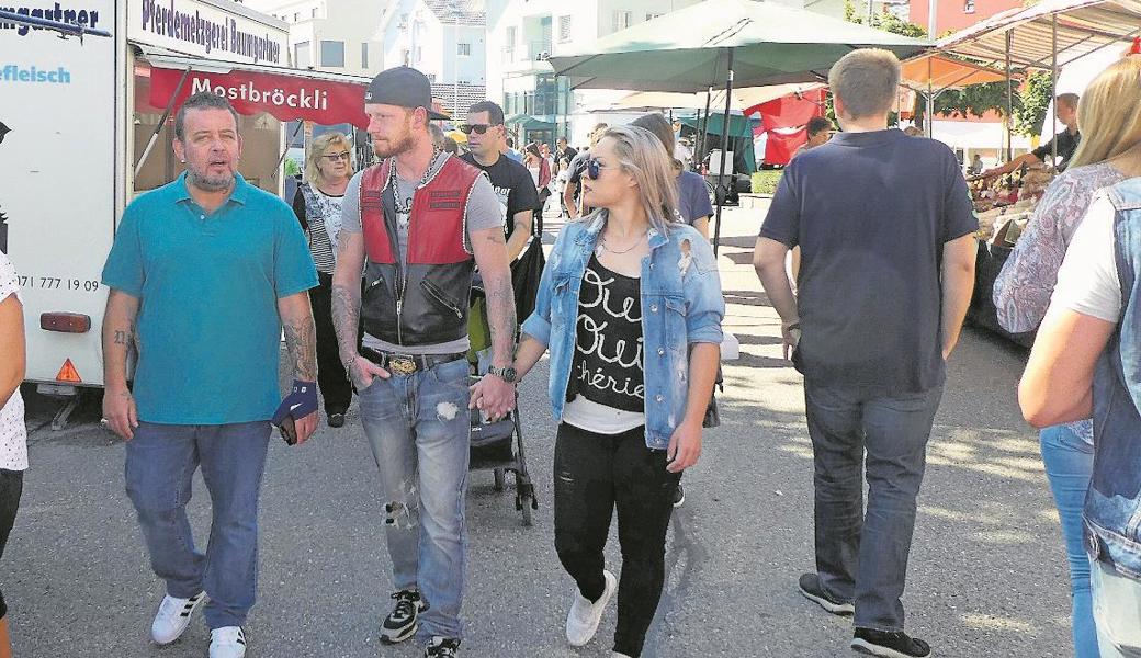 Viele Leute nutzten das schöne Wetter für einen Besuch der Kilbi . . . 