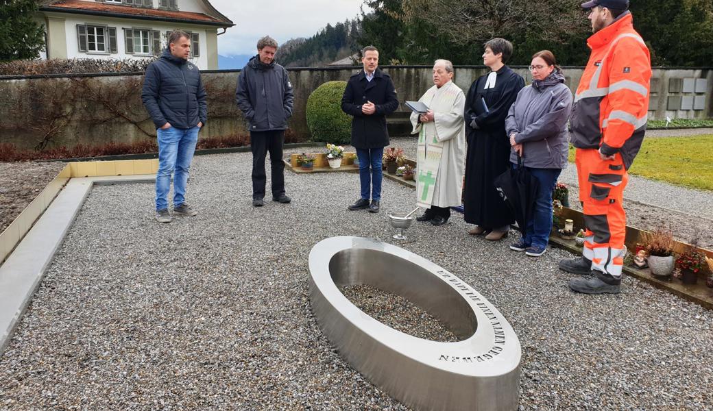 Pfarrerin Manuela Schäfer und Pfarrer Josef Benz segneten die erweiterte «Ellipse».