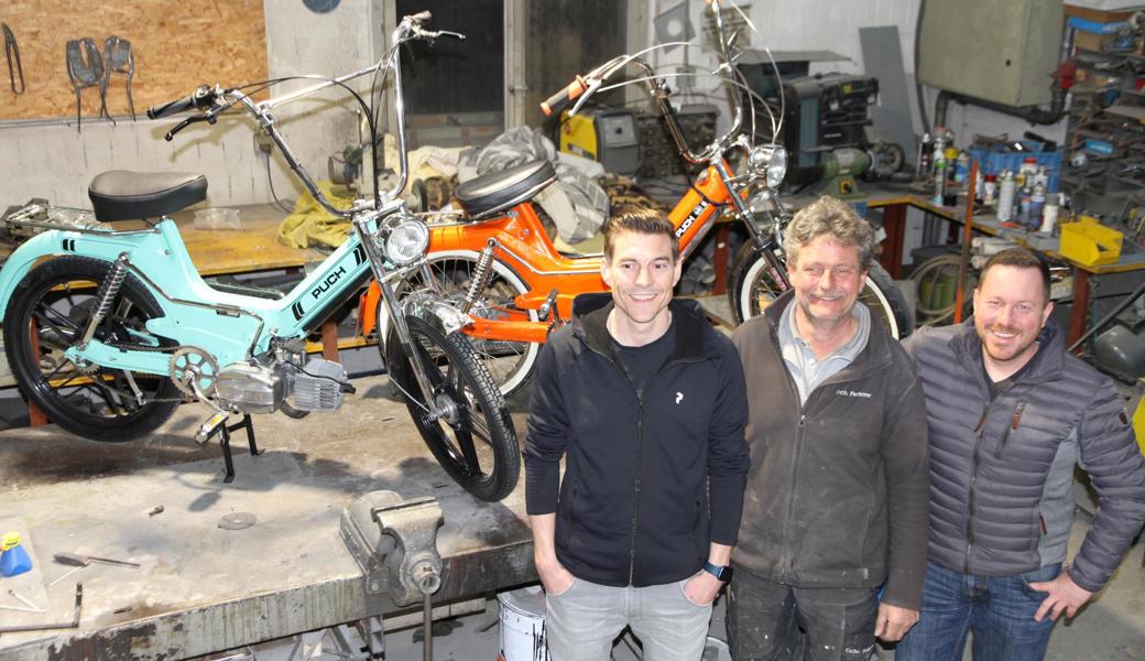 Der Vorstand der Ribel Buaba Tipilzou (v. l.): Roger Federer, Präsident, Christoph Gähwiler, Vizepräsident, und Thomas Grüninger, Kassier, mit zwei neu aufgebauten Puch-Maxis. Charakteristisch fürs Rheintal sind die hohen Lenkergabeln.