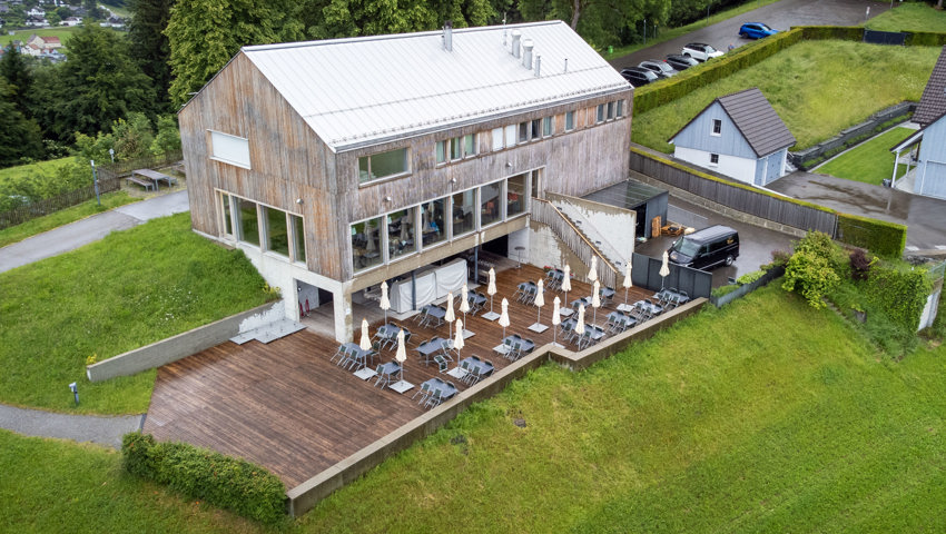 Bei schönem Wetter finden im und ausserhalb des Ausflugsrestaurants Rossbüchel über 160 Gäste Platz.  