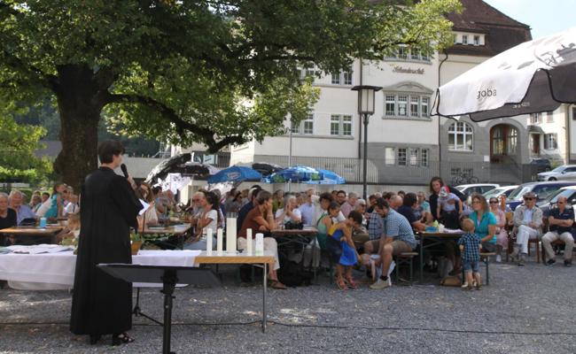 Salzkönigin am Gottesdienst unter der Linde - 160 waren dabei