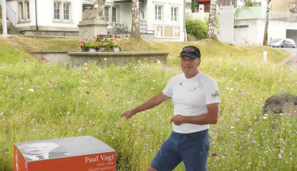 Der Wolfhäldler Jürg Kellenberger beim Friedenstisch der Kirche in Walzenhausen, wo eine kurze Rast eingelegt wird. 