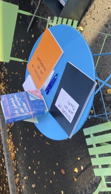 Jahrmarktgäste schreiben an einem gemeinsamen Buch mit