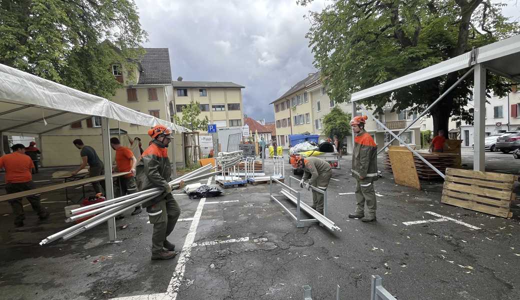 Etwa drei Dutzend Zivilschützer halfen beim Abbauen und Aufräumen.