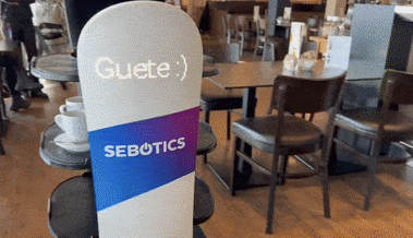 Neue Mitarbeiterin: Im Rheinpark rollt Roboter «Bella» durchs Restaurant