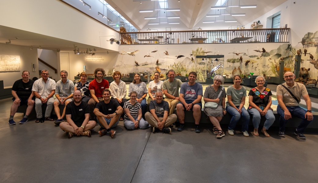 Teilnehmende und Leitungspersonen des Vogel-Grundkurses 2026 im Naturmuseum St. Gallen.