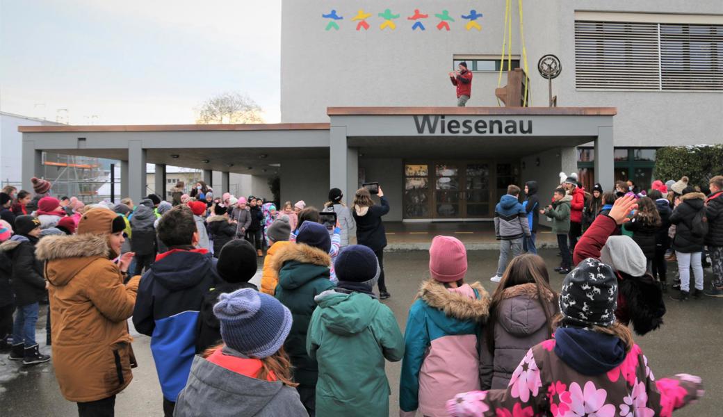 Das auf dem Eingangsdach platzierte Klavier bildete den Auftakt zum Kulturprojekt «Verwandlungen – Spinnerei zu St. Margrethen».