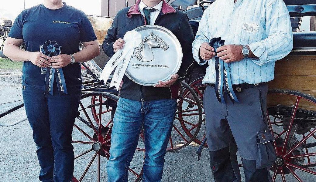 Das Podest der Vereinsmeisterschaft (von links): Die zweitplatzierte Catherine Schmid aus Lüchingen, Sieger Reto Ulmann aus Hinterforst und der drittklassierte Andreas Giger aus Balgach.